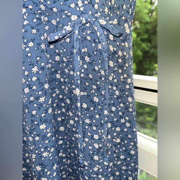 Flutter-sleeve wrap front dress with tie detail - Picture 4 of 7